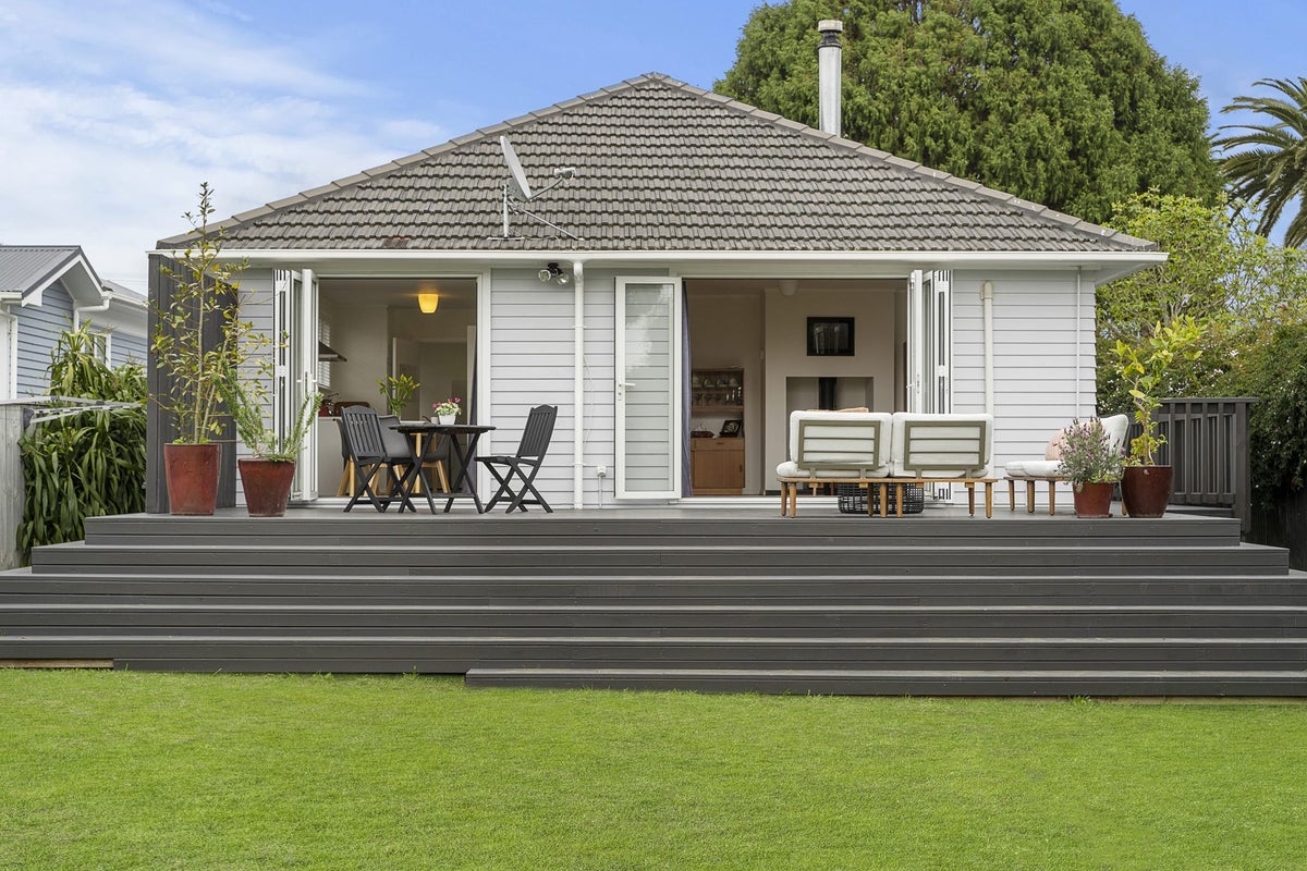 37 Maranui Avenue, Point Chevalier, Auckland - Carousel 2
