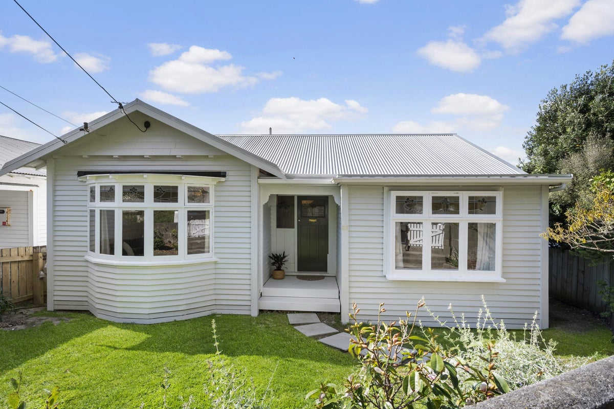 171 Derwent Street, Island Bay, Wellington - Carousel 1