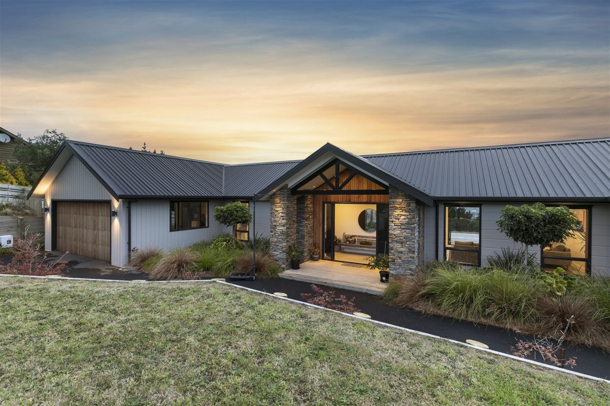 2 Mount Marua Way, Timberlea, Upper Hutt - Carousel 1