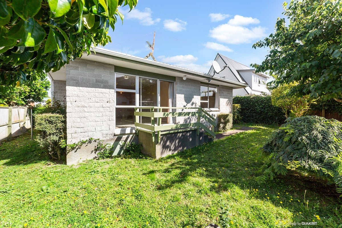 8B Cargill Street, Karori, Wellington - Carousel 2