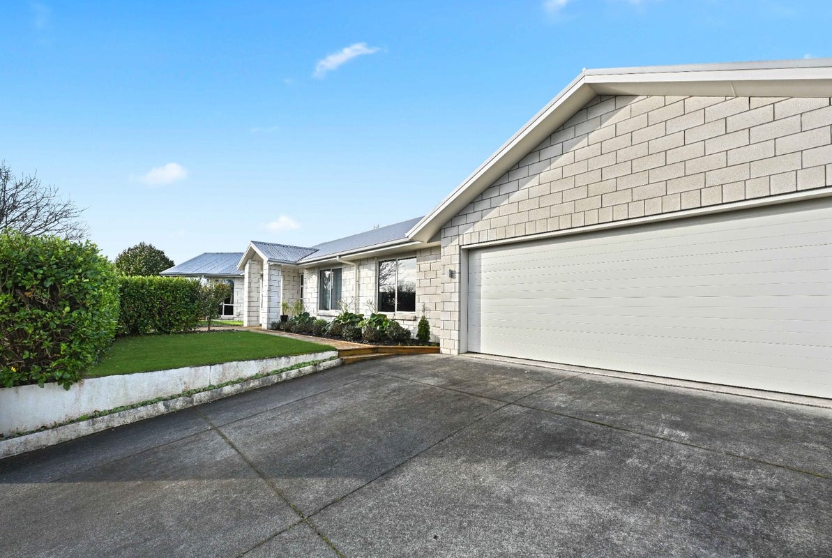 7 Bramber Street, Flagstaff, Hamilton - Carousel 2