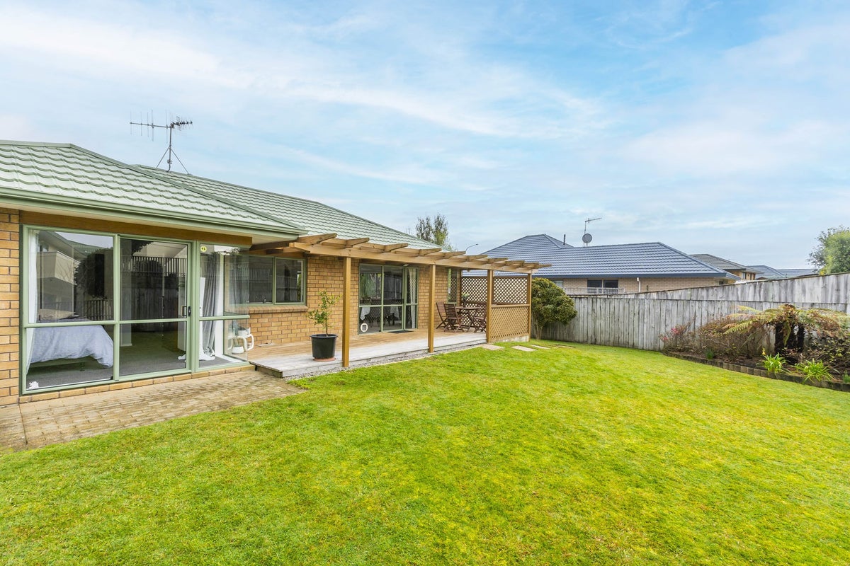 33 Guildford Drive, Paraparaumu - Carousel 1