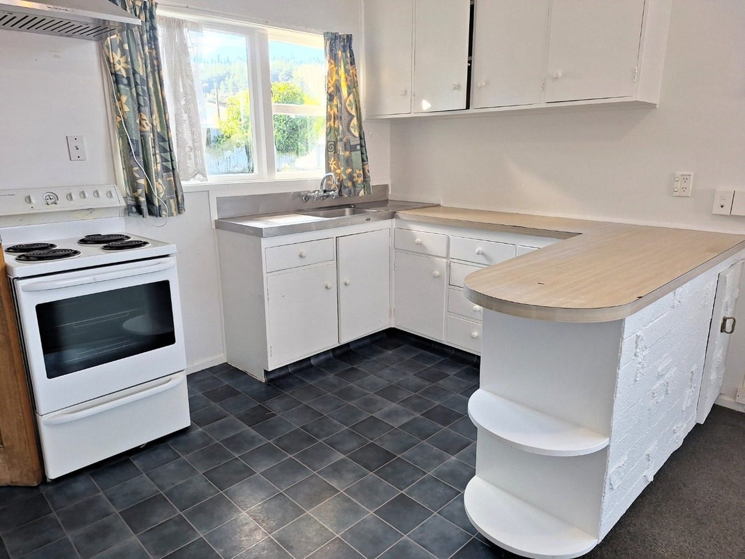 21A Oregon Drive, Maoribank, Upper Hutt - Carousel 2