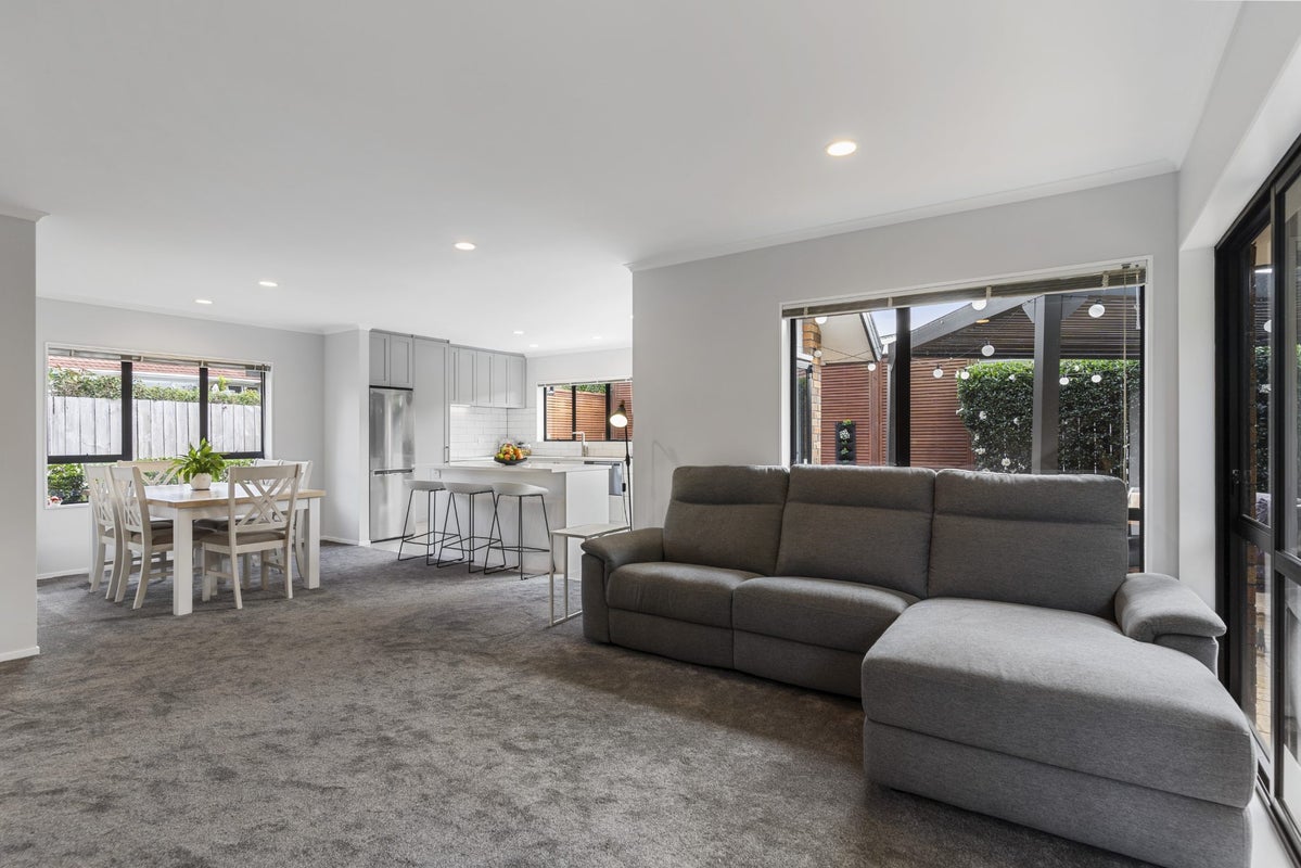 2/39 Oliver Street, Point Chevalier, Auckland - Carousel 2