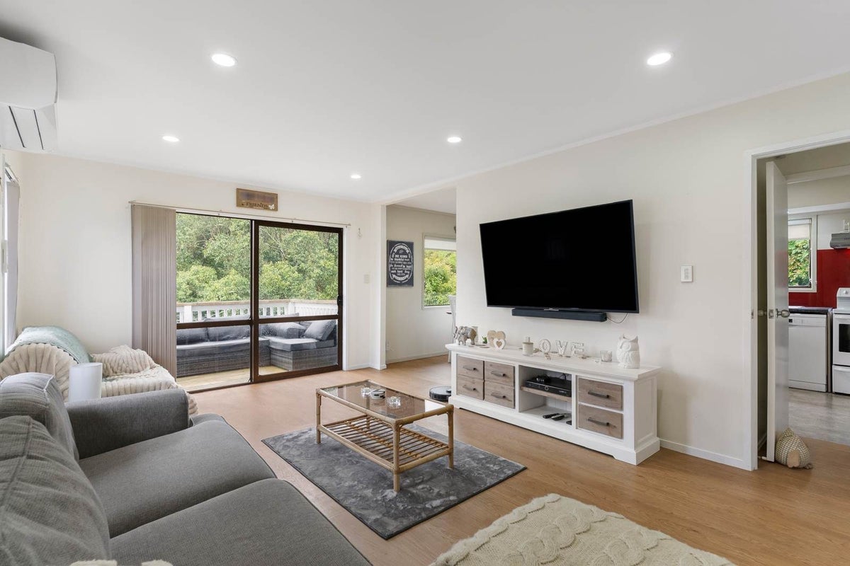 2/124 Deep Creek Road, Torbay, Auckland - Carousel 1