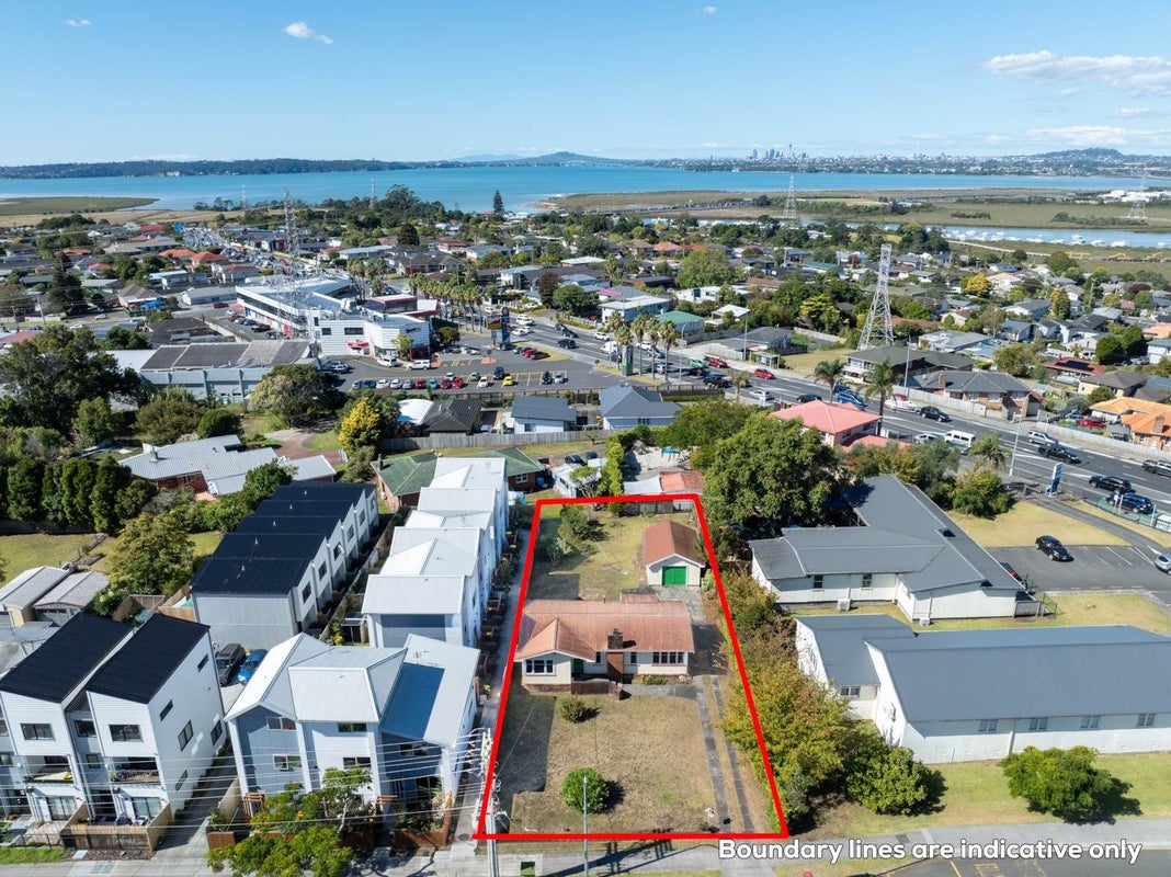 5 Flanshaw Road, Te Atatu South, Auckland - Carousel 2