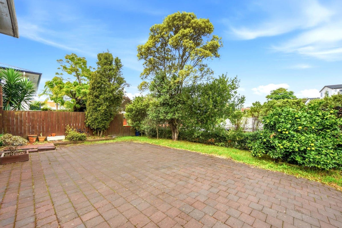 2/14 Hogans Road, Glenfield, Auckland - Carousel 22