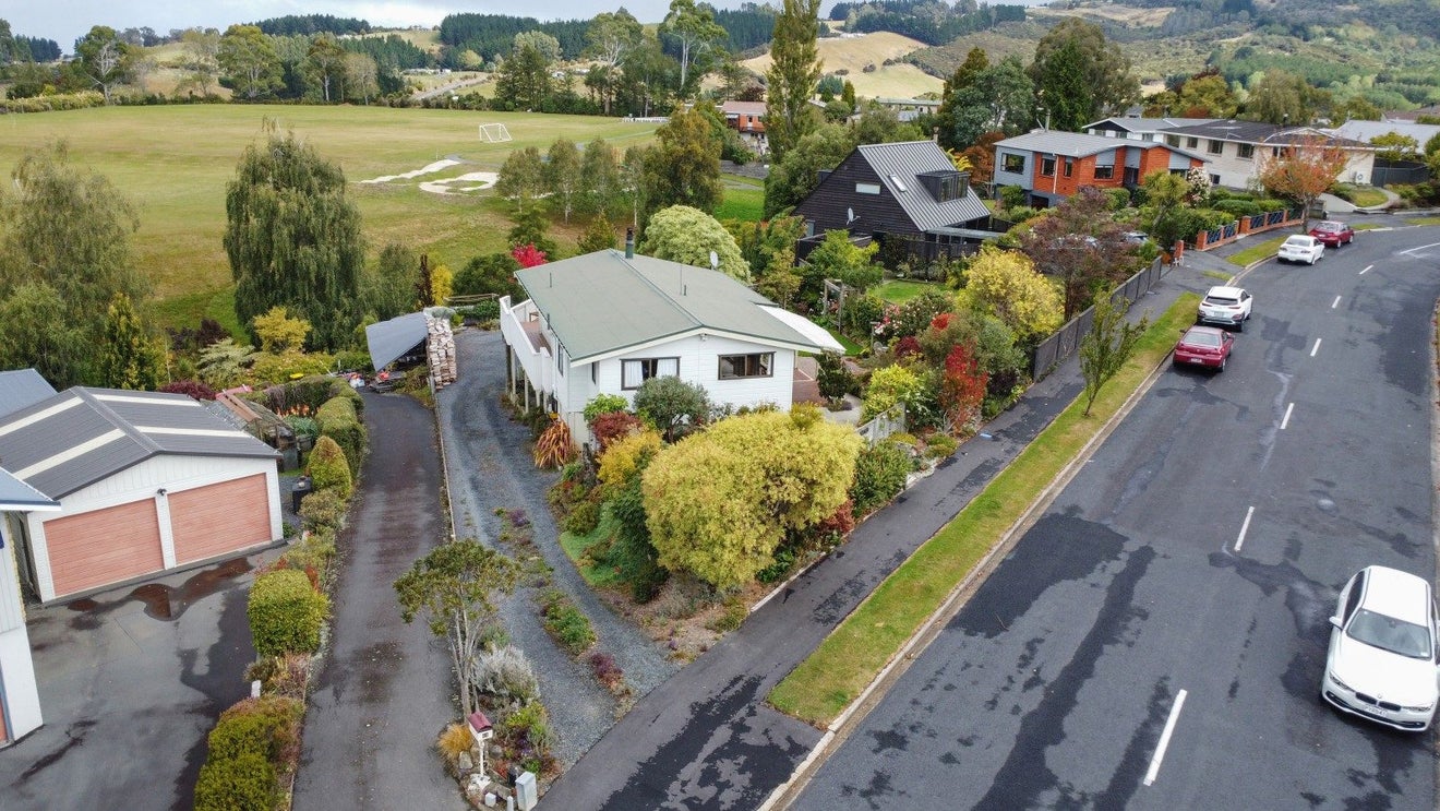 20 Estuary Crescent, Fairfield, Dunedin - Carousel 1