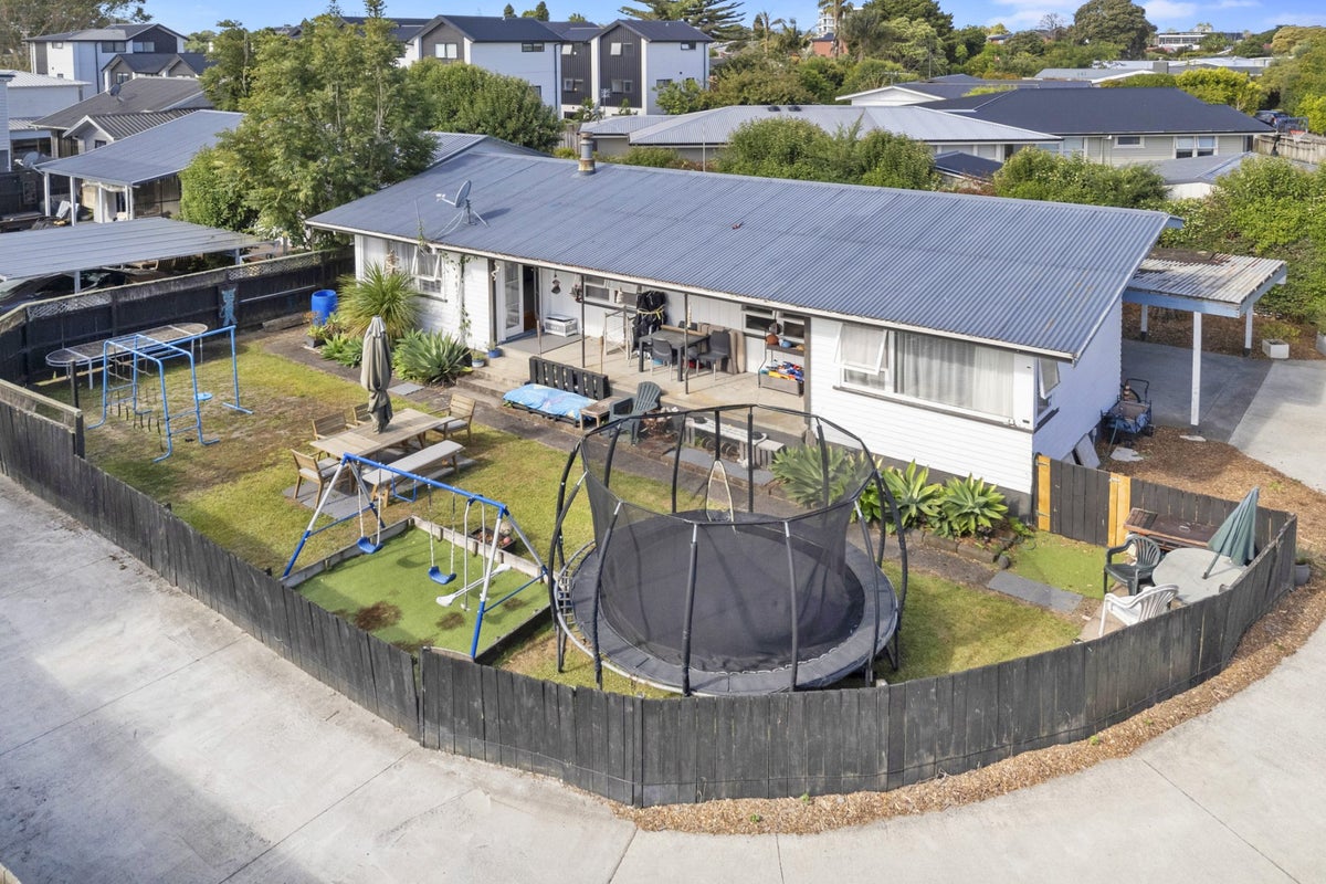 61 Graham Avenue, Te Atatu Peninsula, Auckland - Carousel 1