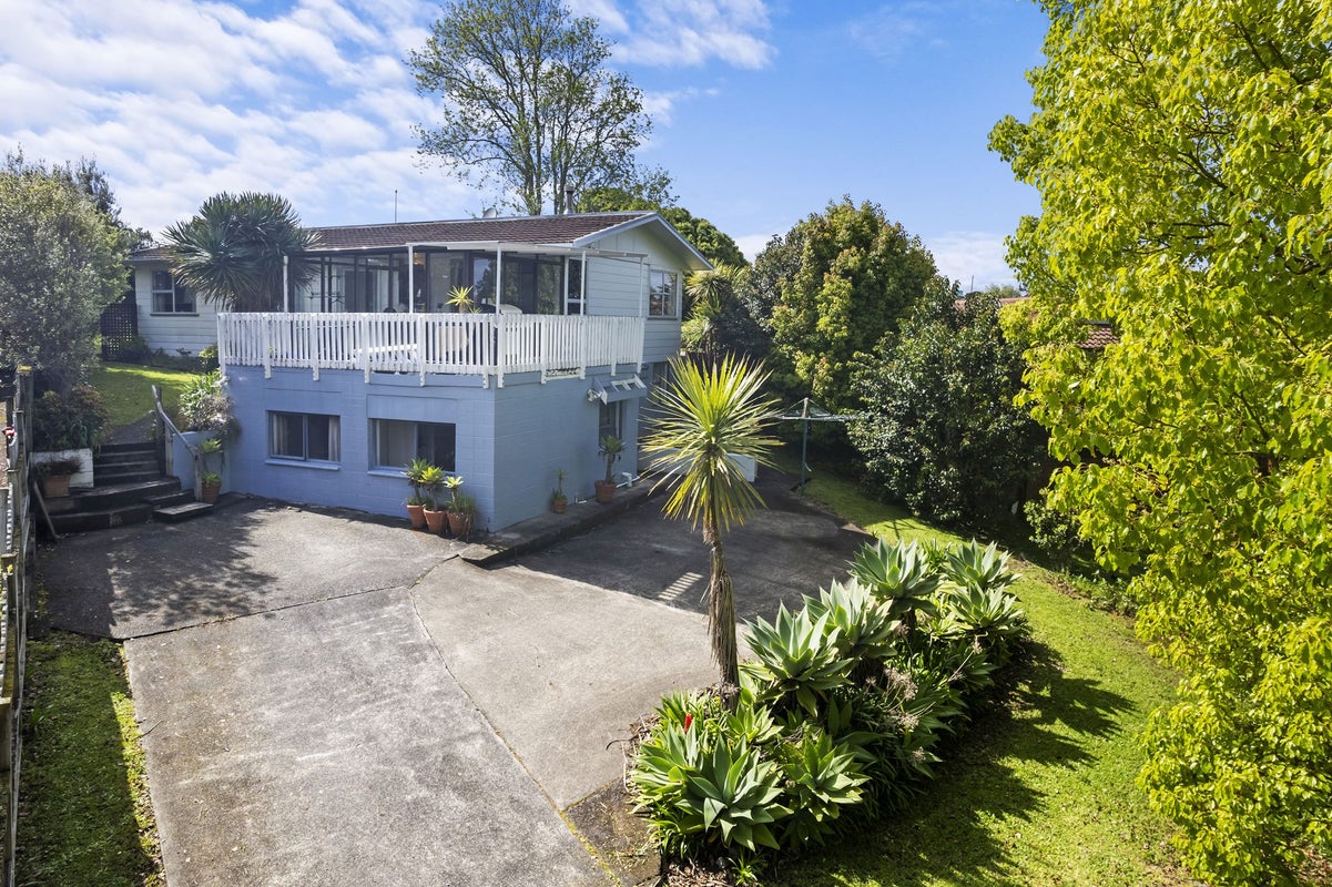 32 Gladys Avenue, Glenfield, Auckland - Carousel 1