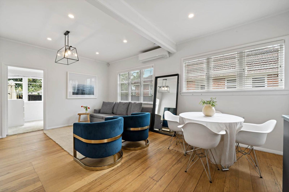 16 Erima Avenue, Point England, Auckland - Carousel 2