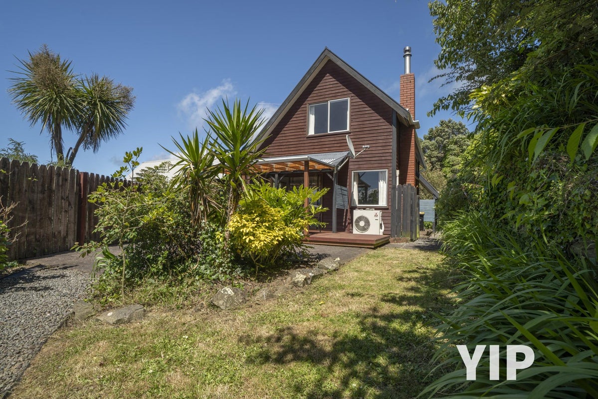 23 Chorley Grove, Churton Park, Wellington - Carousel 1