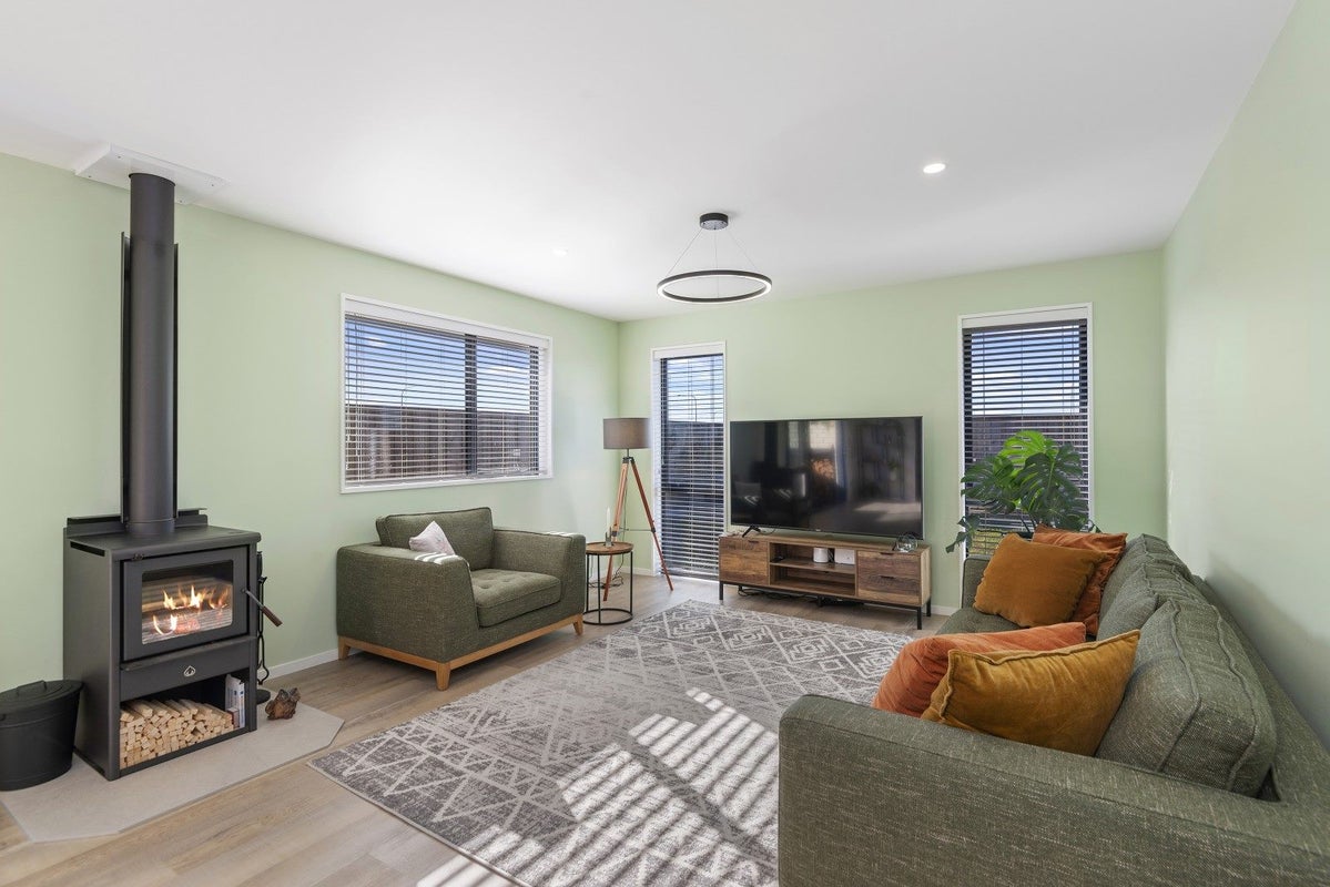 9 Barnett Street, Woodend, Woodend - Carousel 1