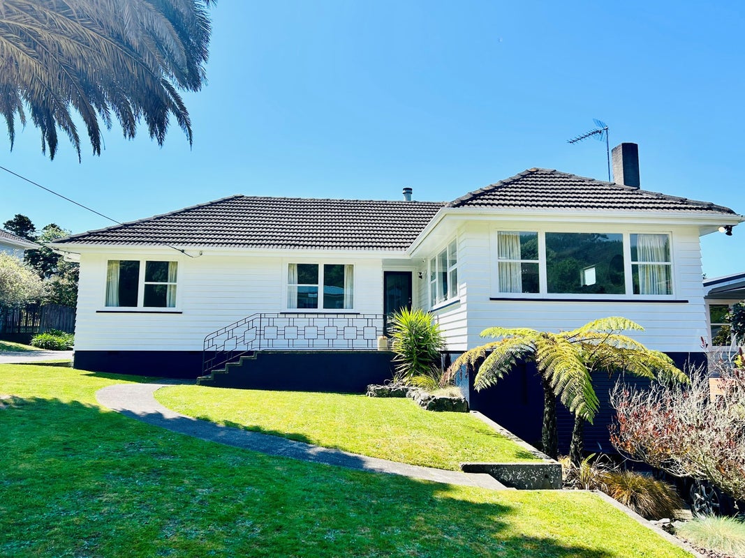 4 Saint Johns Terrace, Tawa, Wellington - Carousel 1