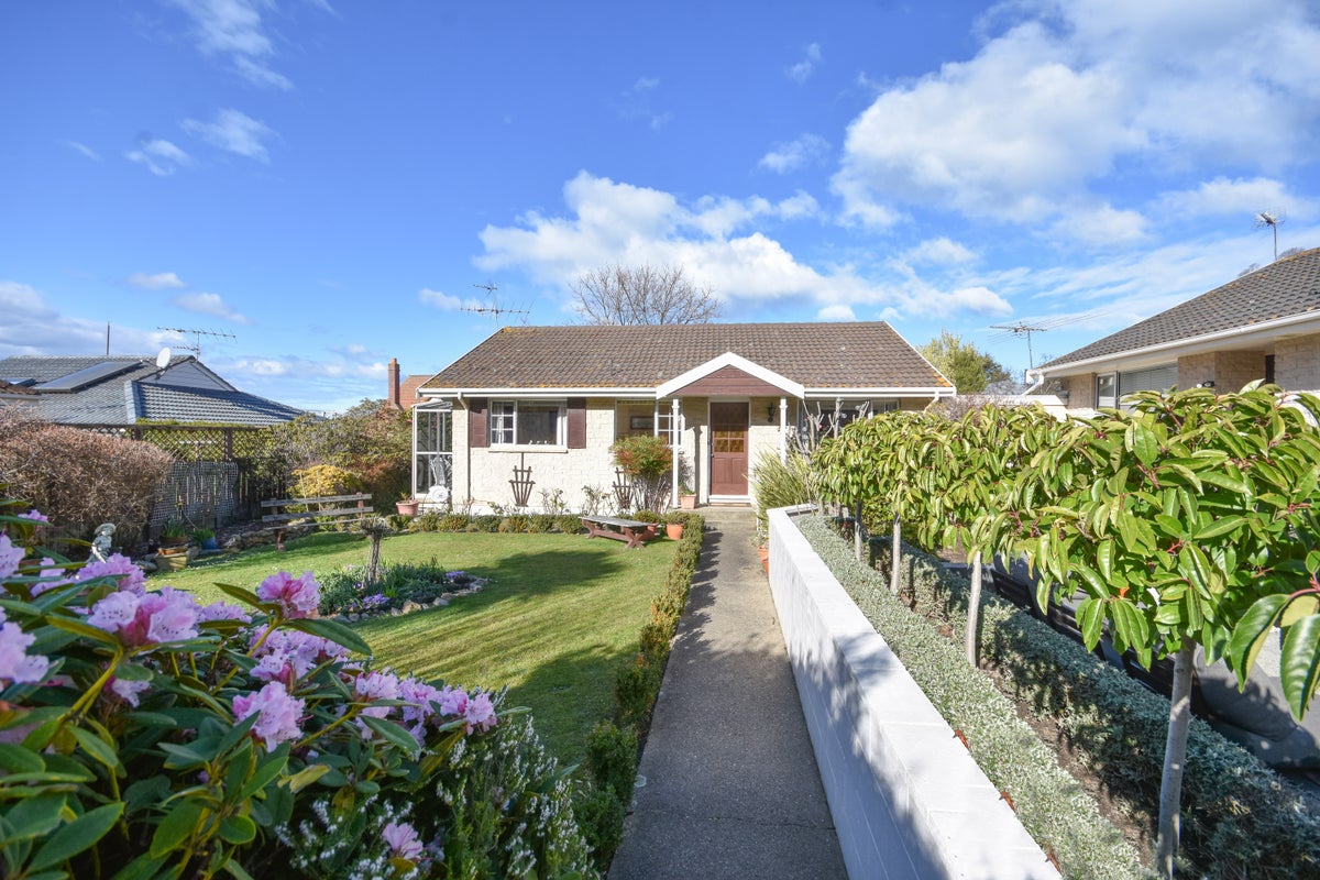 11A Motu Street, Saint Clair, Dunedin - Carousel 1