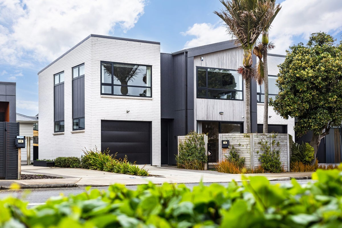 1B Wai-Iti Crescent, Woburn, Lower Hutt - Carousel 1