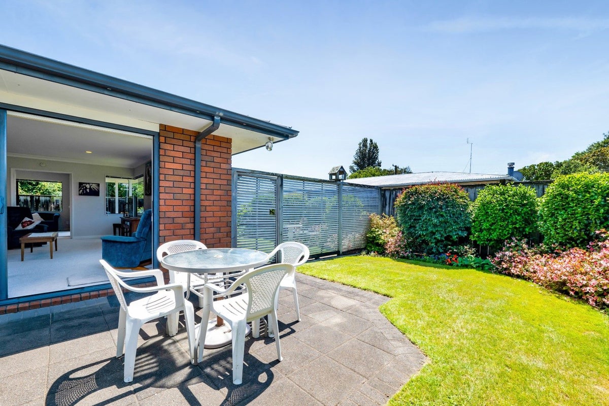 6 Kellyville Heights, Merrilands, New Plymouth - Carousel 2