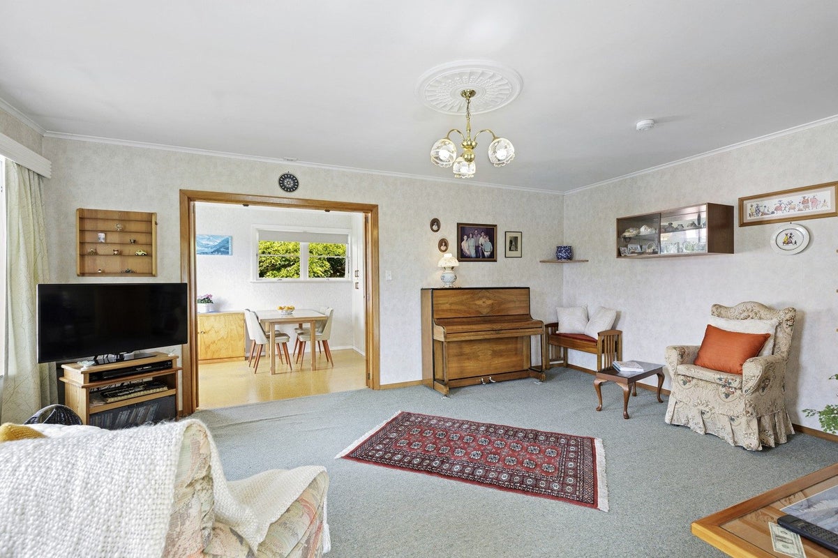 32 Pempsey Street, Silverstream, Upper Hutt - Carousel 2