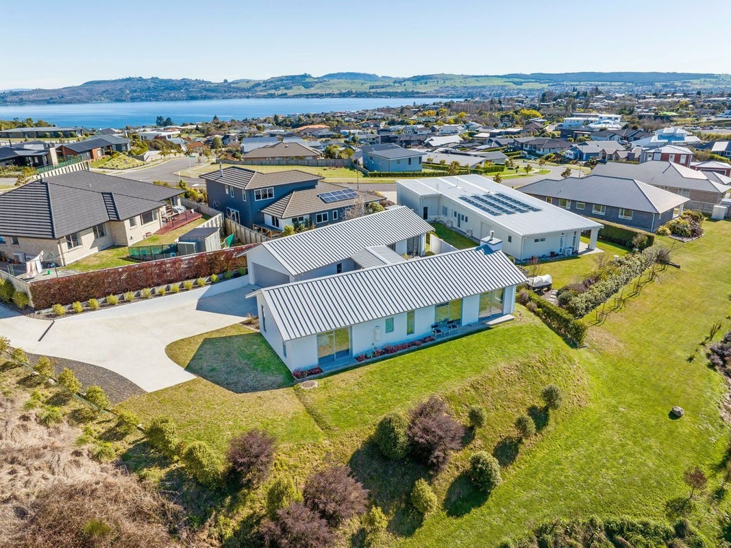 47 Botanical Heights Drive, Waipahihi, Taupo - Carousel 1