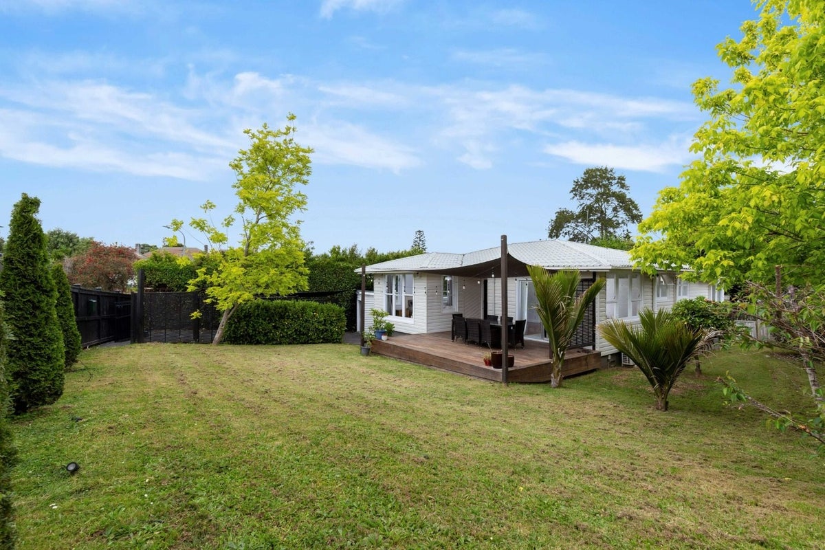 3 Farringdon Street, Glen Innes, Auckland - Carousel 1