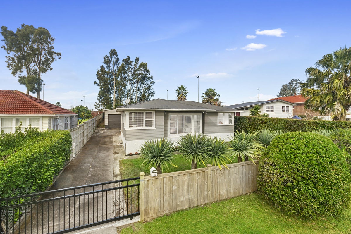 15 Tamariki Avenue, Kelston, Auckland - Carousel 1