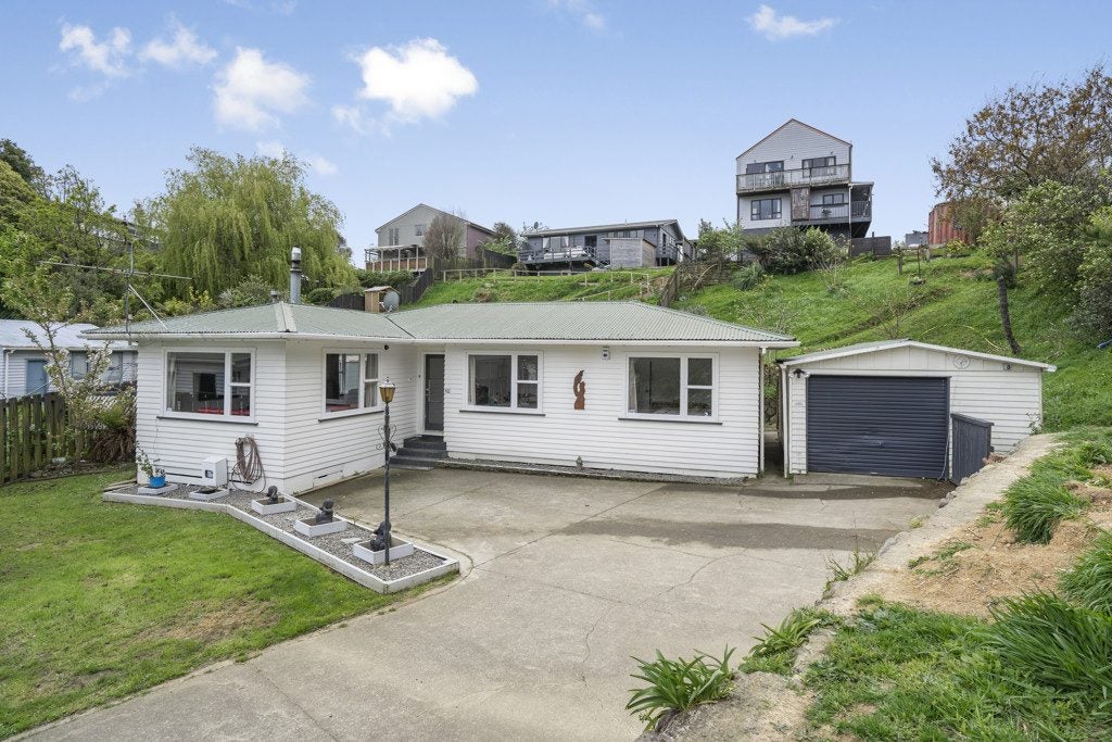 39 Vista Crescent, Maoribank, Upper Hutt - Carousel 1