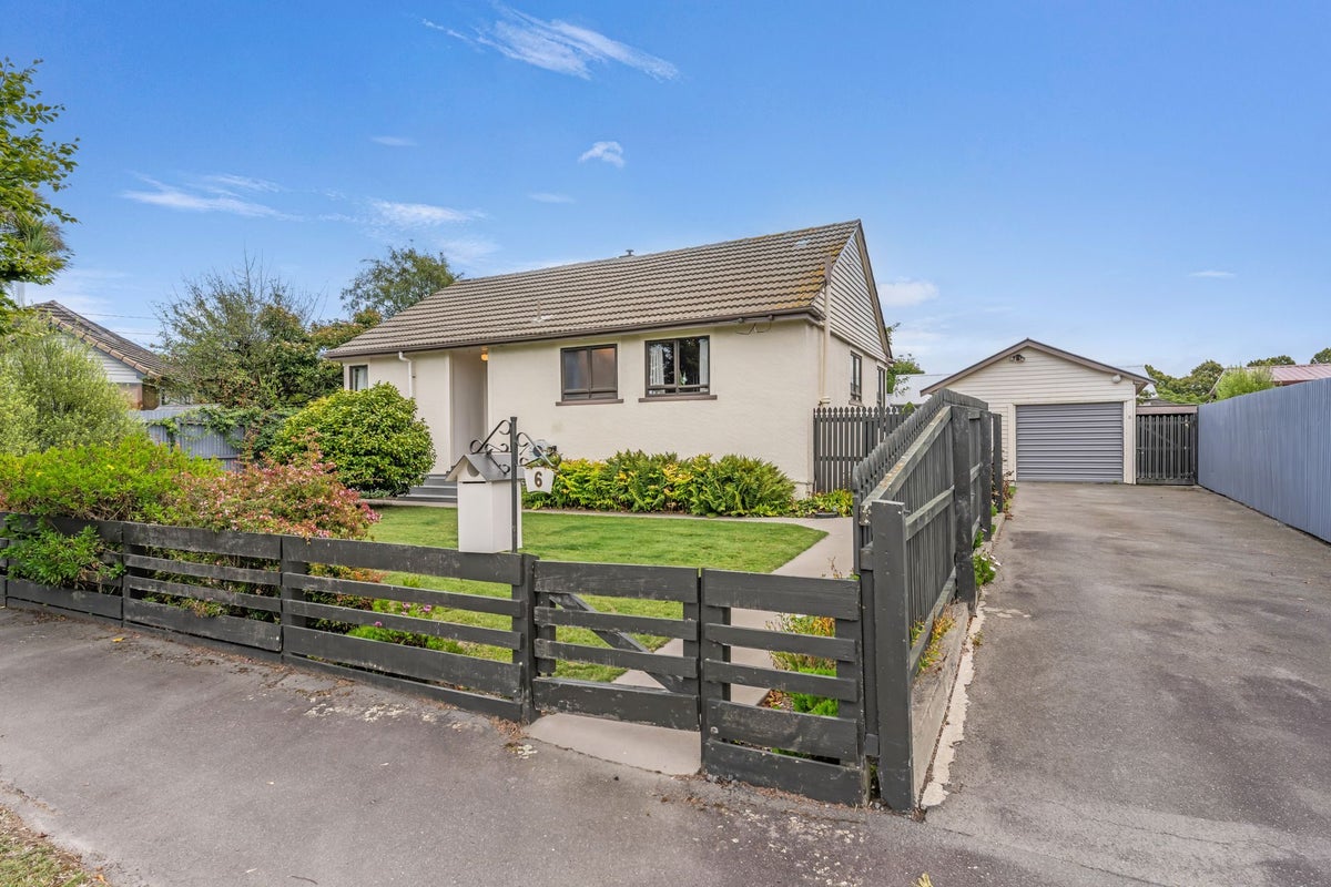 6 Earnslaw Crescent, Bryndwr, Christchurch - Carousel 1