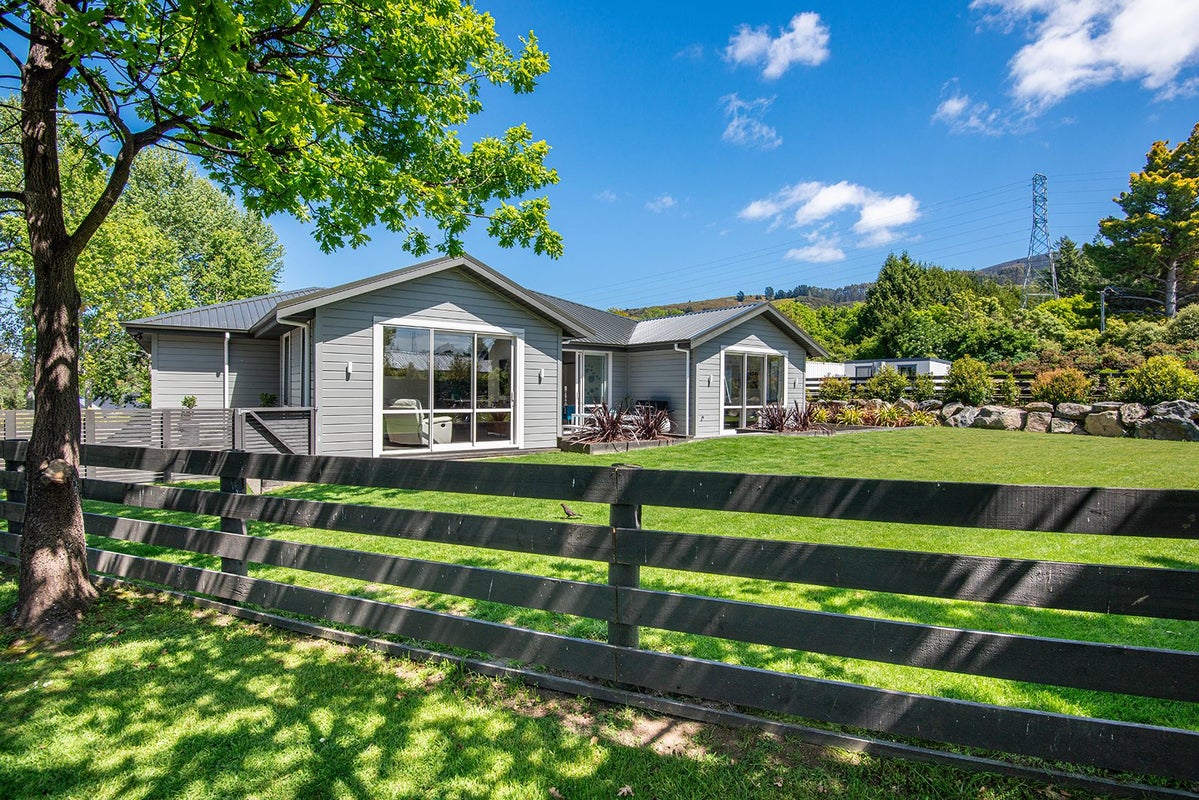 8 Redwoods Lane, Helensburgh, Dunedin - Carousel 2