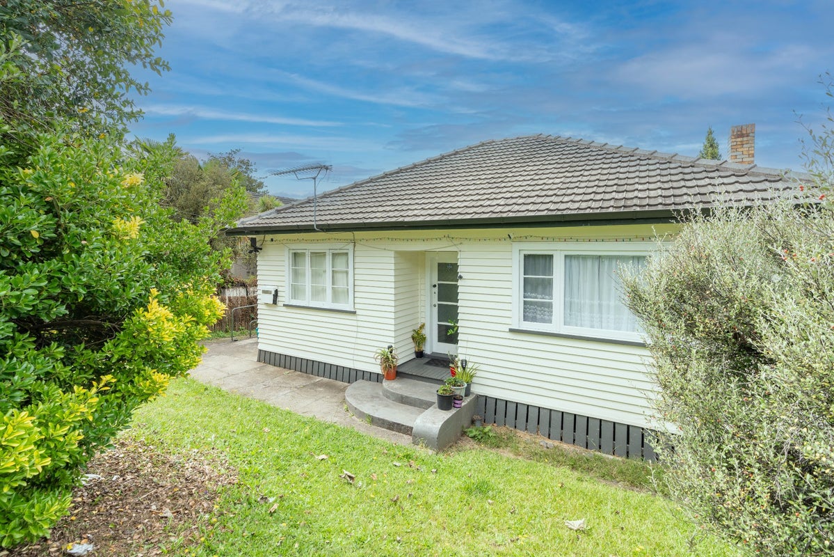 18 Masters Avenue, Hillcrest, Hamilton - Carousel 1