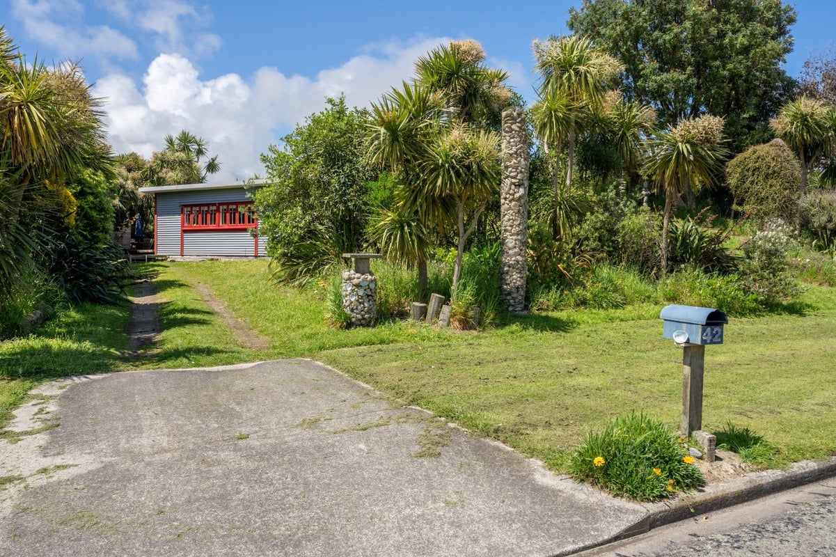 42 Sarah Street, Waikawa Beach, Levin - Carousel 2
