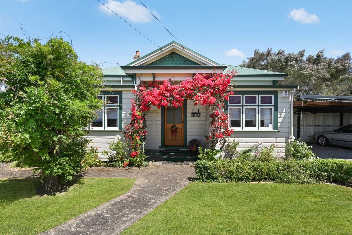 106 Forest Lake Road, Forest Lake, Hamilton - Carousel 1