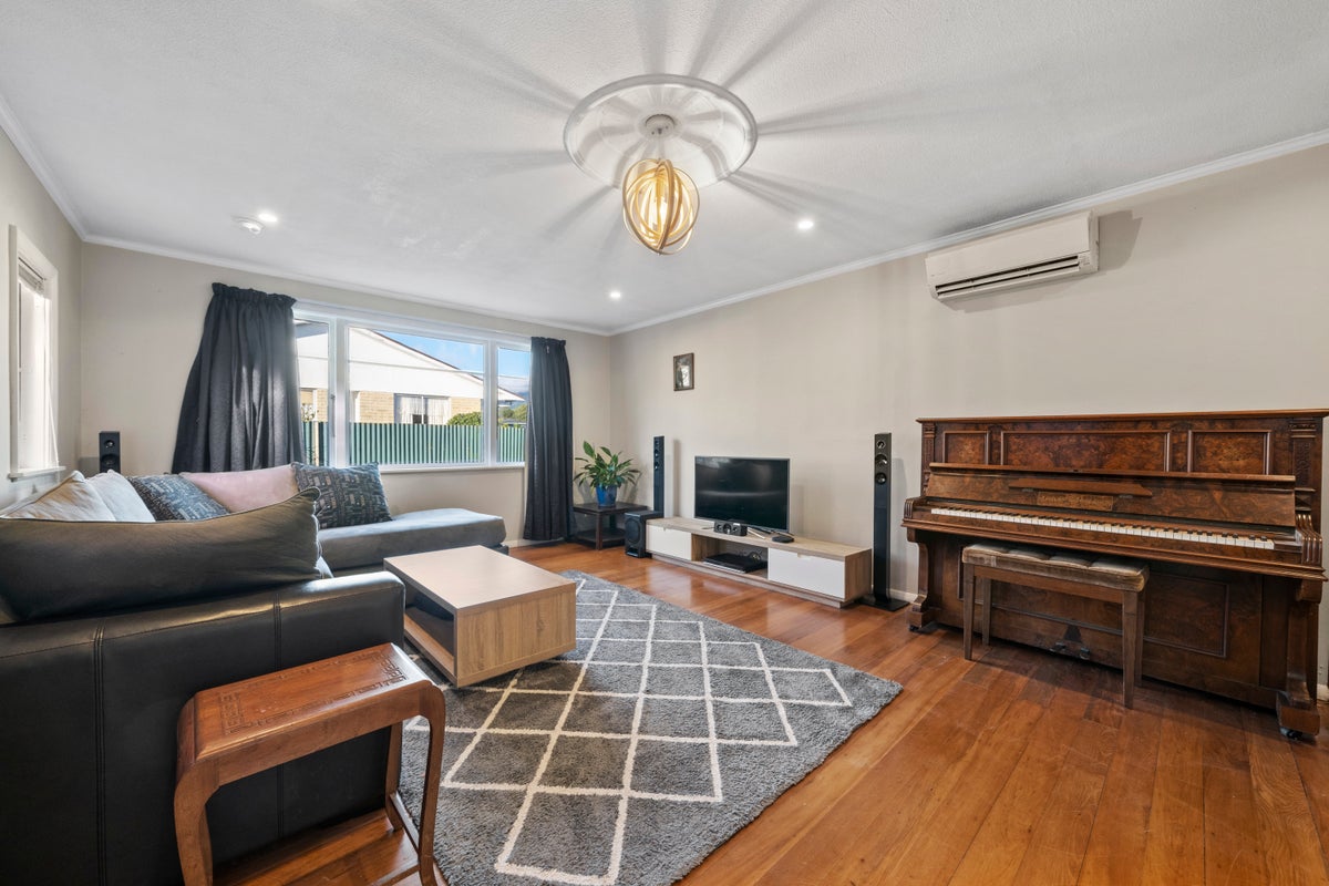 6 Riverbank Street, Ebdentown, Upper Hutt - Carousel 2