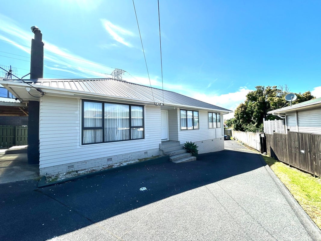 45 Coniston Avenue, Te Atatu South, Auckland - Carousel 1