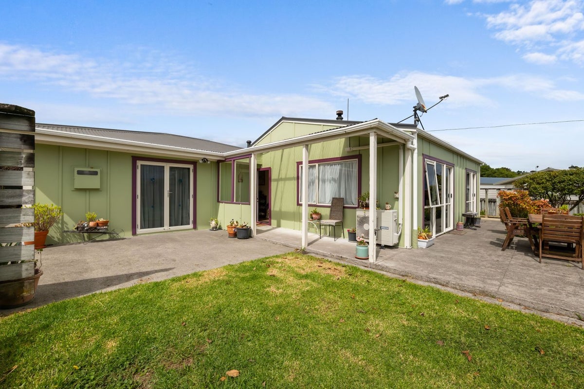 7 Watters Row, Glen Avon, New Plymouth - Carousel 2