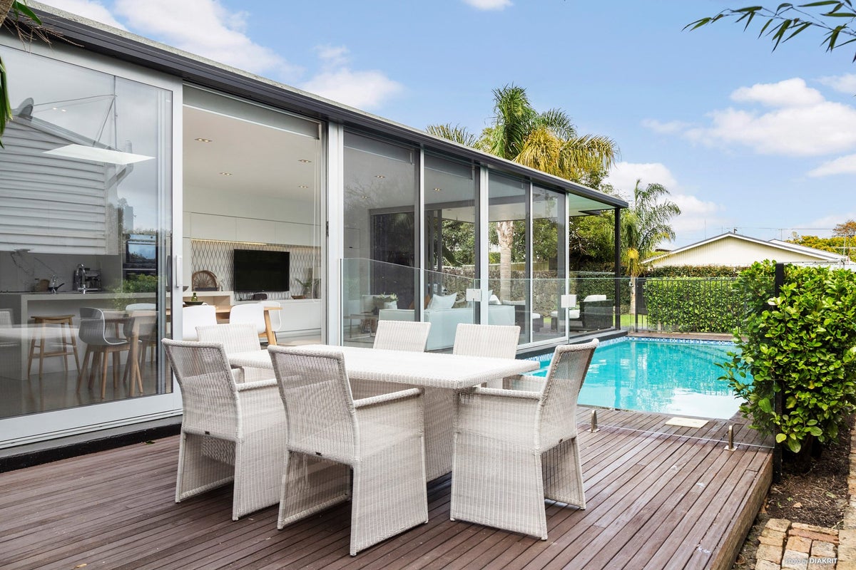 27 Rocklands Avenue, Balmoral, Auckland - Carousel 1