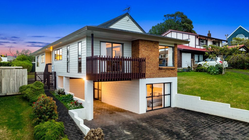 18 Kennedy Avenue, Forrest Hill, Auckland - Carousel 1