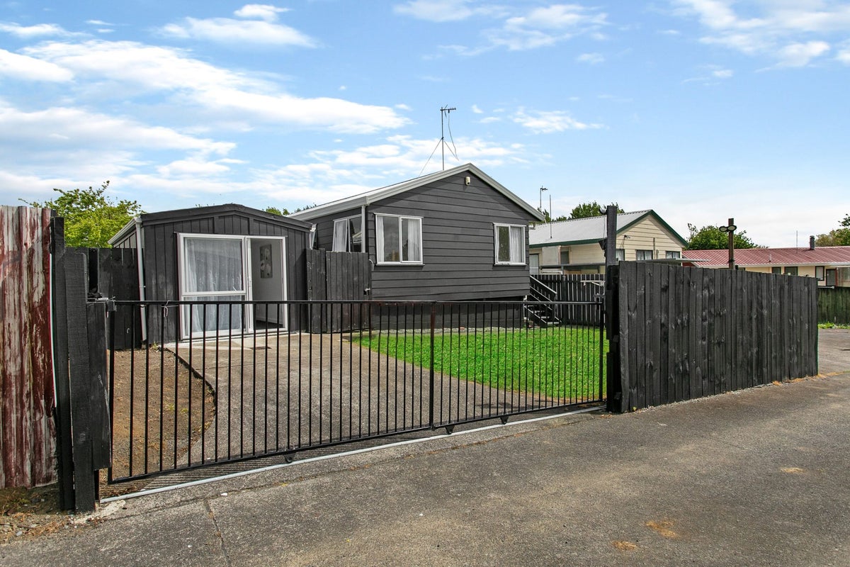 1/73 Redcrest Avenue, Red Hill, Papakura - Carousel 1