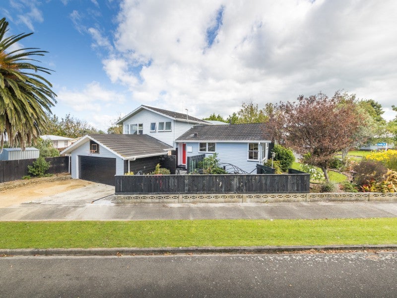 11 Catlins Crescent, Milson, Palmerston North - Carousel 1