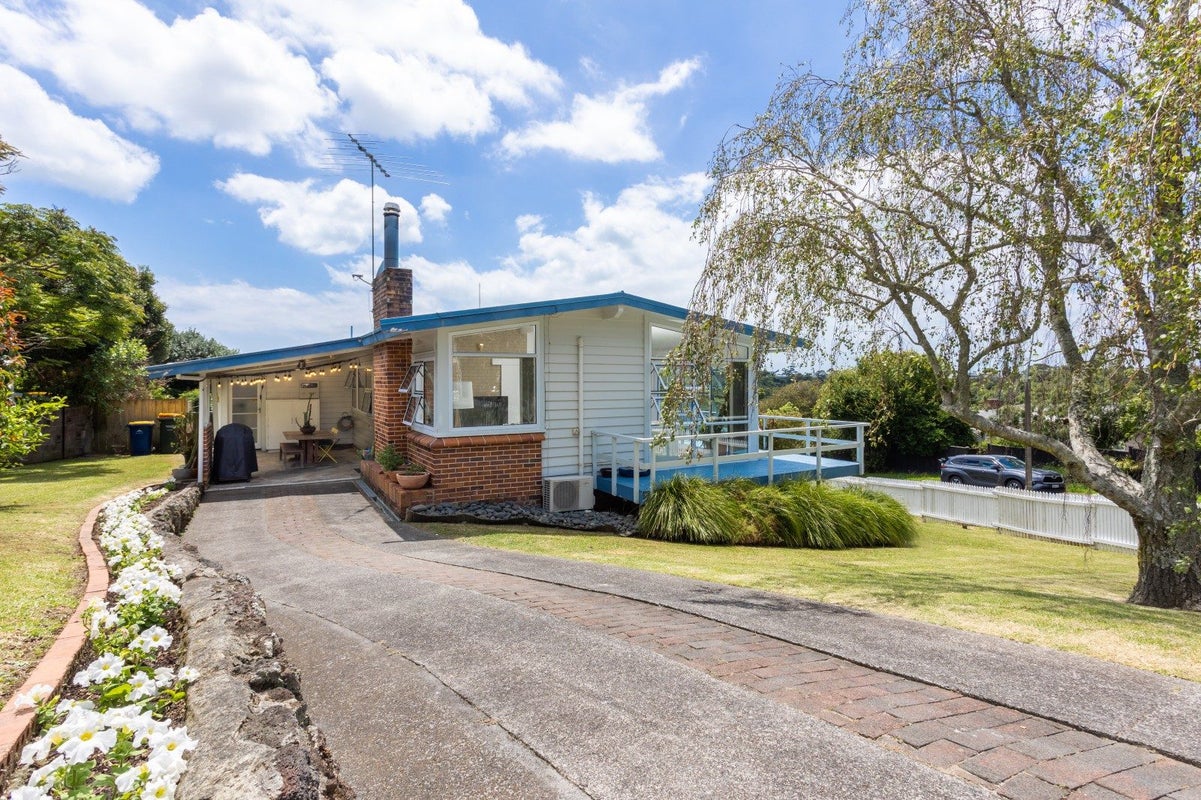 18 Deuxberry Avenue, Northcote, Auckland - Carousel 2