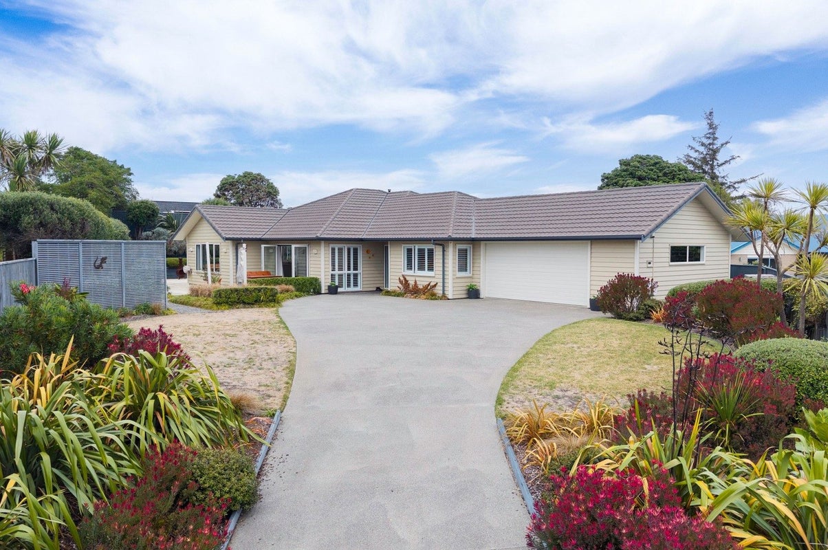 11 Byron Brown Place, Otaki Beach, Otaki - Carousel 1