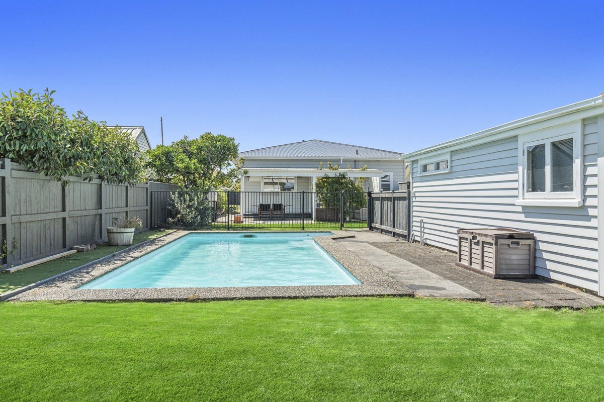 118 Cutfield Road, Westown, New Plymouth - Carousel 1