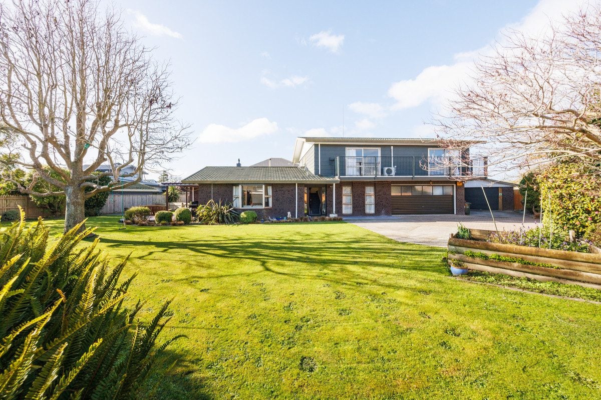 4 Gainsborough Grove, Highbury, Palmerston North - Carousel 1