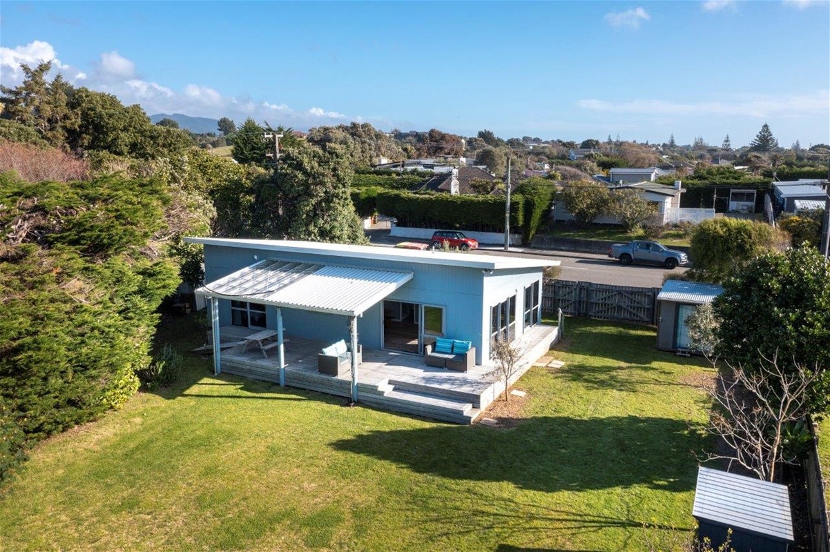 35 Rauparaha Street, Waikanae Beach, Waikanae - Carousel 1