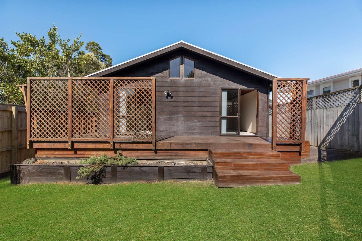 2/11 Firle Place, Green Bay, Auckland - Carousel 1