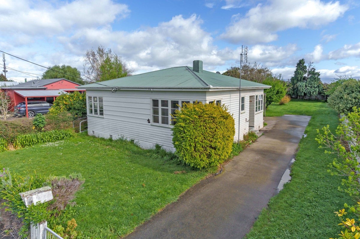 17 Ohio Street, Martinborough - Carousel 1