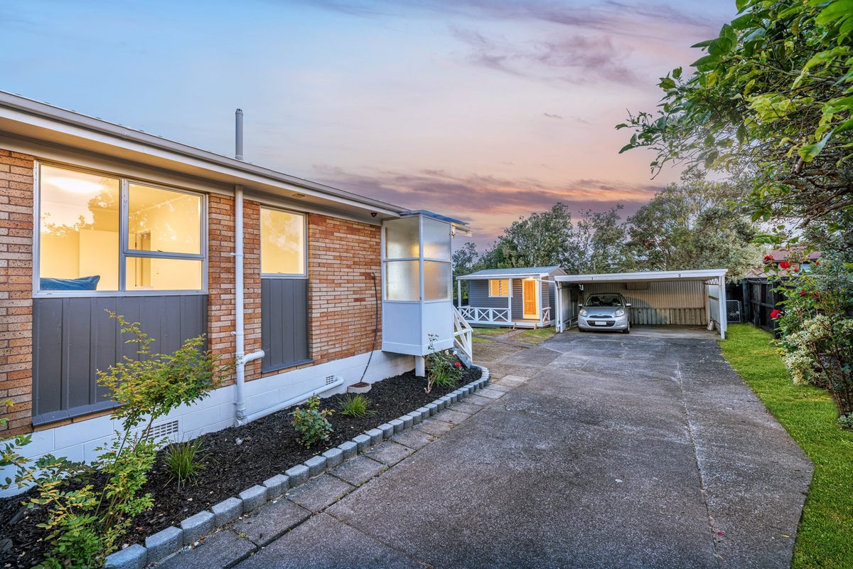 2/17 Roberts Road, Te Atatu South, Auckland - Carousel 1