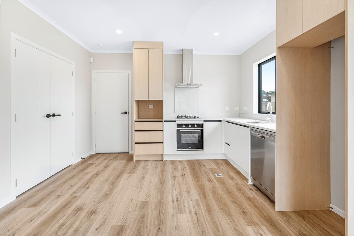 1/6 Michael Avenue, Dinsdale, Hamilton - Carousel 2