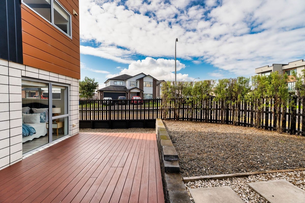 4 Meritage Lane, Te Atatu South, Auckland - Carousel 2