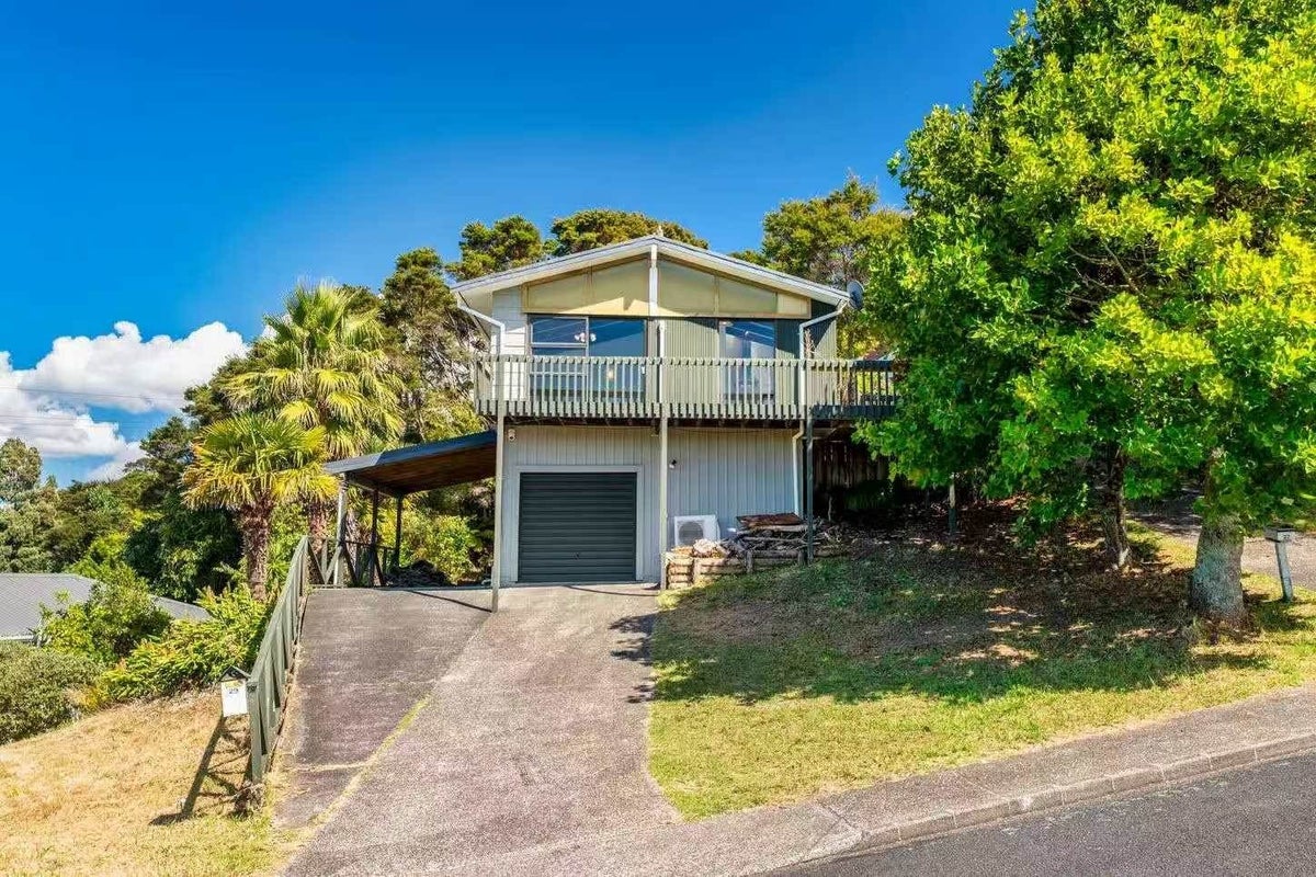 29 Noeleen Street, Glenfield, Auckland - Carousel 1