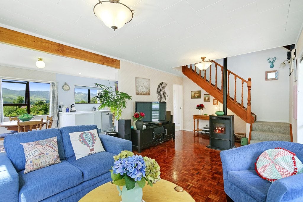 6 Westra View, Tawa, Wellington - Carousel 2
